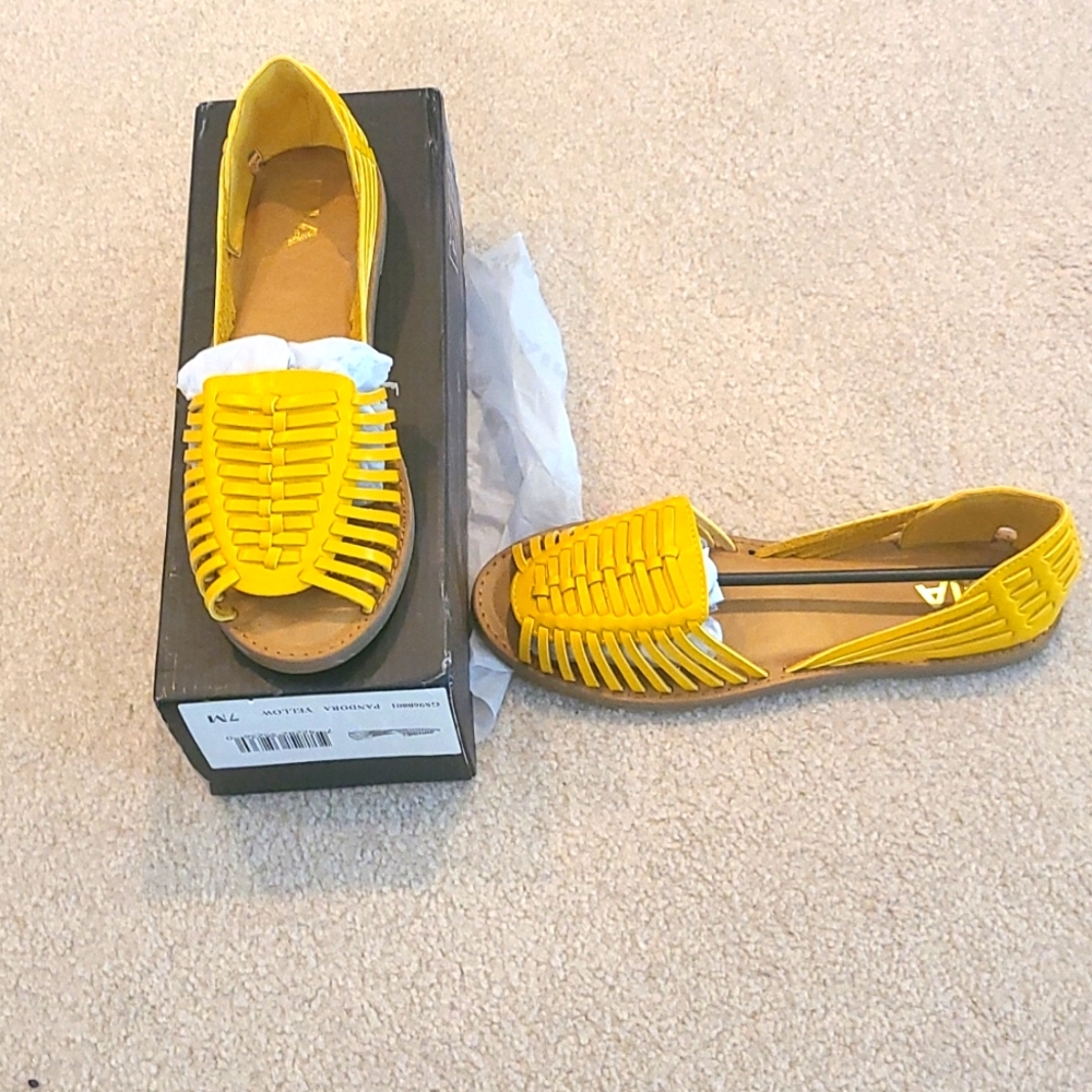 MIA yellow weave open toe flats in a 7